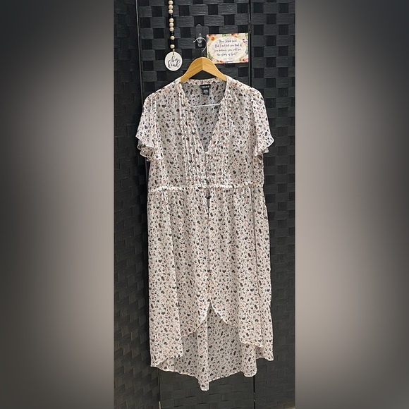 Beautiful Woman’s Sheer Duster by Torrid Size 0 (equivalent to size 12) - Picture 1 of 9